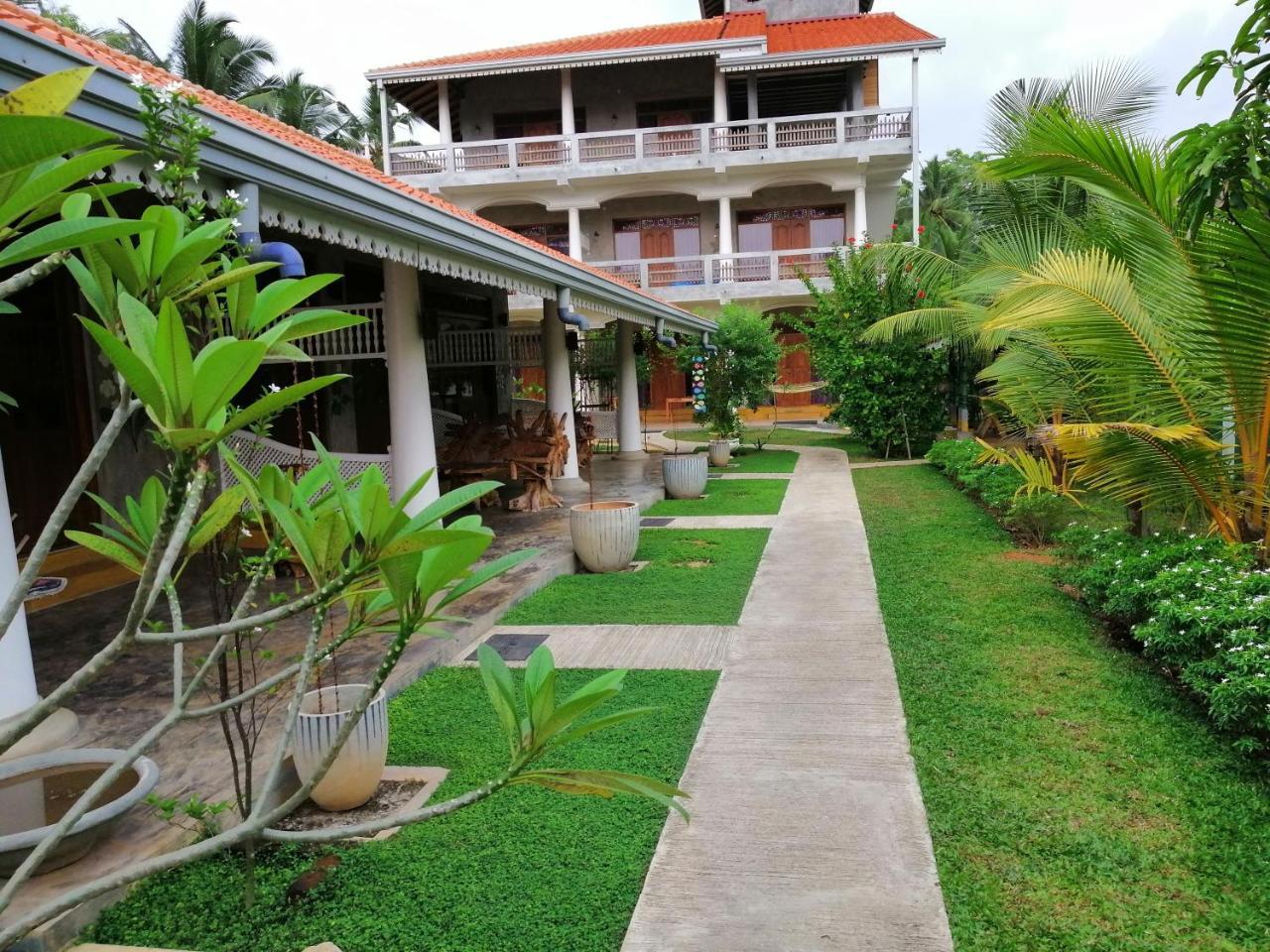 Thambili Cabanas Hotel Hikkaduwa Exterior photo